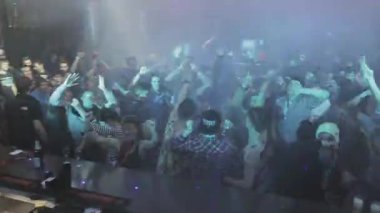 Soçi, Rusya - 8 Nisan 2016: Kalabalık gece kulübünde parti insanlar atlama. Lazer ışınları göster. Aydınlatmaları.