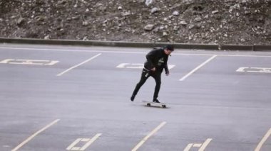 Sochi, Rusya Federasyonu - 8 Nisan 2016: Hüner, başarısız yapmak kaykaycı şapkalı park alanı, At Binme. Aşırı hobi