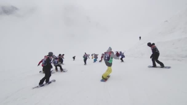 SOCHI, RUSSIE - 6 AVRIL 2016 : Groupe de snowboarders sur piste enneigée. Concours. Défi. Station de ski. Brouillard — Video