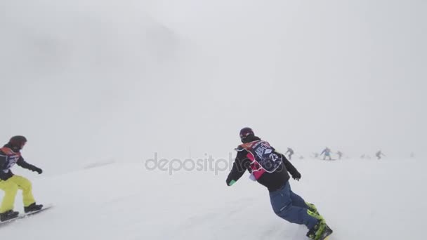 速度の上の斜面に乗ってスノーボーダーのソチ, ロシア連邦 - 2016 年 4 月 6 日: グループ。コンテスト。チャレンジ。スキー リゾート — ストック動画