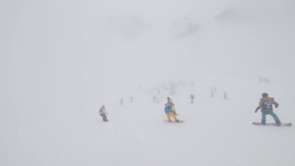Soczi, Rosja - 6 kwietnia 2016: Grupy w snowboardziści jazda na stoku. Prędkości. Konkurs. Wyzwanie. Ośrodek narciarski — Wideo stockowe