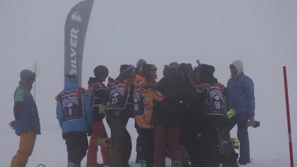 Sotschi, Russland - 6. April 2016: Eine Gruppe Snowboarder verharrt auf verschneiten Pisten. Wettbewerb. Herausforderung. Skigebiet. Nebel — Stockvideo