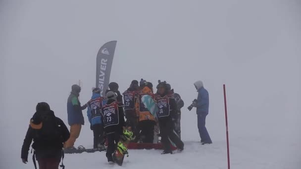 Soczi, Rosja - 6 kwietnia 2016: Grupa stoisko snowboardzistów na stoku snowy. Konkurs. Wyzwanie. Ośrodek narciarski. Mgła — Wideo stockowe