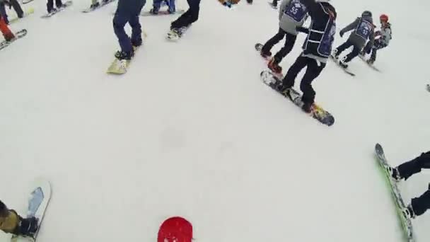 Soczi, Rosja - 6 kwietnia 2016: Ośrodek narciarski. Grupa w snowboardziści rozpocząć jazdy na stoku. Konkurs. Extreme. Prędkość. — Wideo stockowe