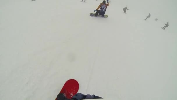 Sochi, Rusland - 6 April 2016: Skiresort. Groep snowboarders ritje op de helling. Uitdaging. Extreme sporten. — Stockvideo