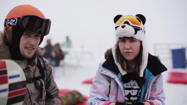 SOCHI, RUSSIA - 6 APRILE 2016: Giovani uomini e donne bevono caffè nell'accampamento sulla stazione sciistica. Sorridi a macchina fotografica . — Video Stock