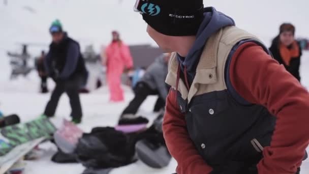 SOCHI, RUSIA - 6 DE ABRIL DE 2016: Grupo de snowboarders se calientan antes de montar en la estación de esquí. Montañas. Ejercicios — Vídeos de Stock