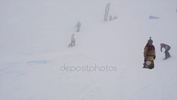 Sotschi, Russland - 6. April 2016: Snowboarder springt vom Sprungbrett und stürzt. Skigebiet. Berge. Menschen. Nebel — Stockvideo