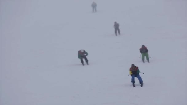 Sochi, Rusland - 6 April 2016: Skiërs rijden op helling op snelheid. Afwerking. Skigebied. Bergen. Wedstrijd. Uitdaging — Stockvideo