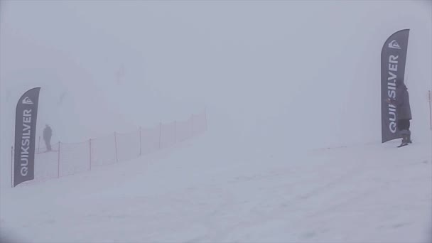 SOCHI, RÚSSIA - 6 de abril de 2016: Os pilotos andam em declive na velocidade. Neve. Estância de esqui. Montanhas. Concurso. Desafio — Vídeo de Stock