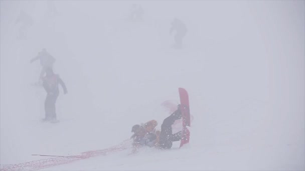 Сочі, Росія - 6 квітня 2016: Сноубордистів їздити на схилі на швидкість. Готово. Гірськолижний курорт. Падіння. Виклик — стокове відео