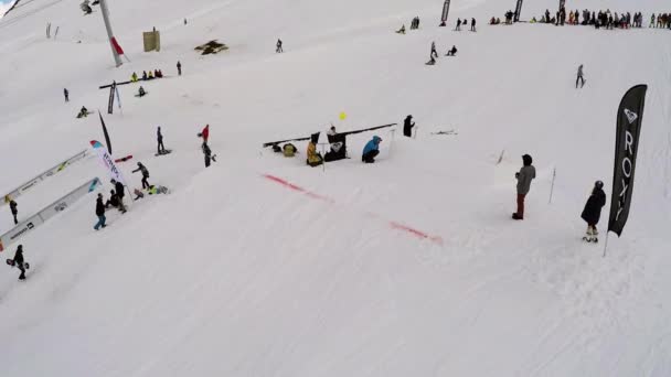 SOCHI, RUSIA - 7 DE ABRIL DE 2016: Quadrocopter disparar esquiador saltar sobre trampolín. Estación de esquí. Gente. Buenas noches. — Vídeos de Stock