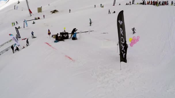 SOCHI, RUSSIA - 7 APRILE 2016: Quadrocopter sparare snowboarder salto sopra trampolino di lancio, cadere. Gente. Buonasera. — Video Stock