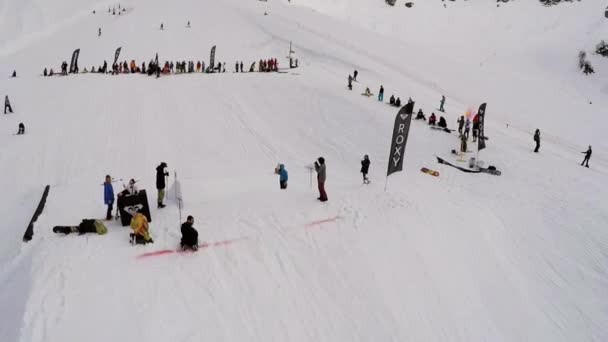 SOCHI, RÚSSIA - 7 de abril de 2016: Quadrocopter shoot contest of snowboarders. saltar sobre o trampolim. Estância de esqui — Vídeo de Stock