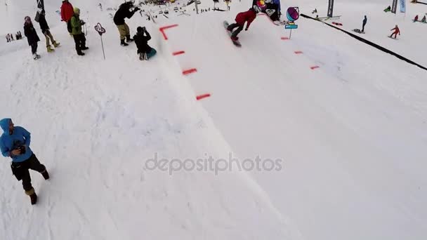Sochi, Rusland - 7 April 2016: Quadrocopter schieten snowboarder sprong over de Springplank, mislukken. Cameraman. Mensen — Stockvideo