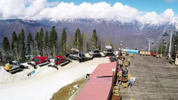 СОЧИ, РОССИЯ - 7 апреля 2016 года: Quadrocopter shoot landscape of mountains. Солнечный день. Лыжный курорт. Белоснежка Снежные коты — стоковое видео