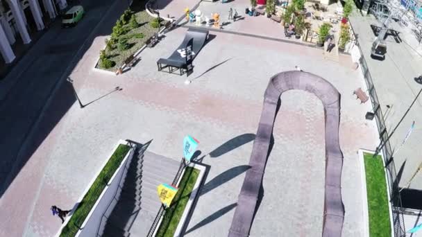Sotschi, Russland - 7. April 2016: Quadrocopter schießen Skateboarder auf Sprungbrett in der Stadt. sonniger Tag. Menschen — Stockvideo