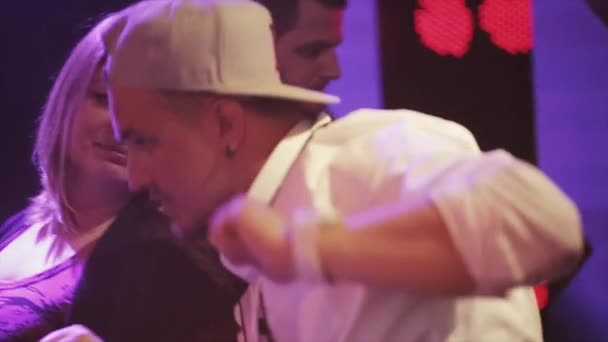 Soczi, Rosja - 8 kwietnia 2016: Dj rotująca gramofon na party w klubie nocnym. Taniec dziewczyna. Fioletowy reflektory. — Wideo stockowe