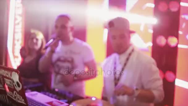 Soczi, Rosja - 8 kwietnia 2016: Dj rotująca gramofon na party w klubie nocnym. Iluminacje. MC dziewczynka i chłopiec. — Wideo stockowe