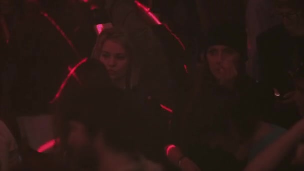 Σότσι, Ρωσία - 8 Απριλίου 2016: Ξανθιά κοπέλα ρελάνς χορό σε πάρτι στο νυχτερινό κέντρο διασκέδασης ανάμεσα σε άλλους ανθρώπους. Προβολείς. — Αρχείο Βίντεο