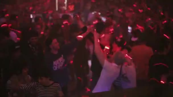 SOCHI, RUSSIA - APRIL 8, 2016: Boys take selfie, dance on party in nightclub among other people. Spotlights. — Stock Video