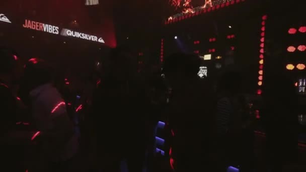 Soczi, Rosja - 8 kwietnia 2016: Człowiek doping na party w klubie nocnym. Reflektory. Wakacje. Promienie laserowe czerwone. — Wideo stockowe