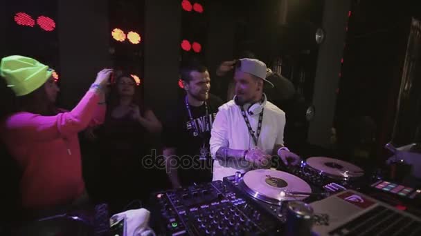 Sotschi, Russland - 8. April 2016: DJ dreht am Plattenteller auf Party im Nachtclub. Menschen tanzen. Scheinwerfer. — Stockvideo