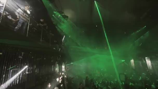 Soczi, Rosja - 8 kwietnia 2016: Tłum ludzi doping na party w klubie nocnym. Zielony laser show belki. Dym. — Wideo stockowe