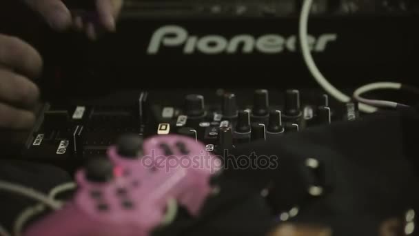 SOCHI, RUSIA - 8 DE ABRIL DE 2016: Dj mezcla en el tocadiscos en la fiesta en el club nocturno. Proyectores. Joystick rosa . — Vídeo de stock