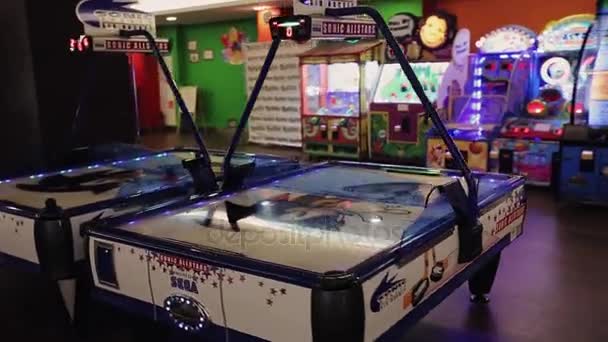 СОЧИ, РОССИЯ - 8 апреля 2016 года: Вид игровых автоматов в развлекательном клубе. Воздушный бой, баскетбол, игры — стоковое видео