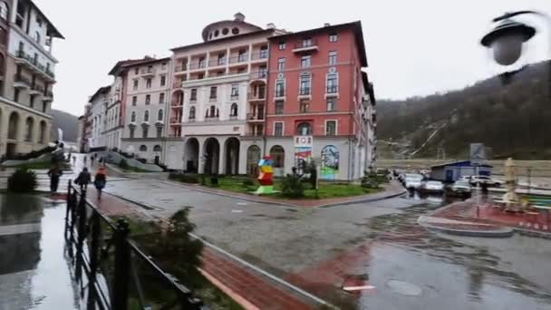 Sochi, Rusland - 8 April 2016: Straat van stad aan de voet van de berg na regen. Natte weg. Gebouwen. Mensen lopen — Stockvideo