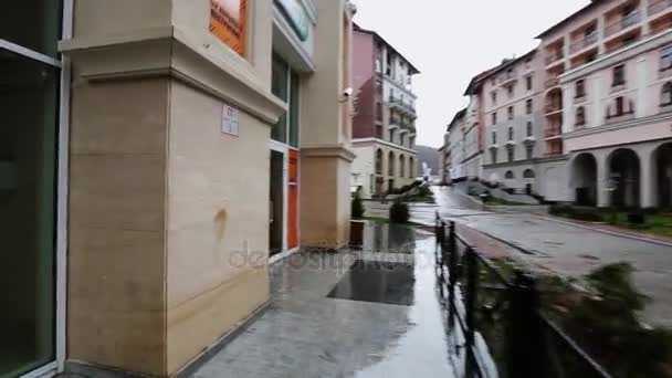 SOCHI, RUSIA - 8 DE ABRIL DE 2016: Calle de la ciudad después de la lluvia. Puddles. Camino mojado. Edificios. A nadie. Arquitectura — Vídeos de Stock