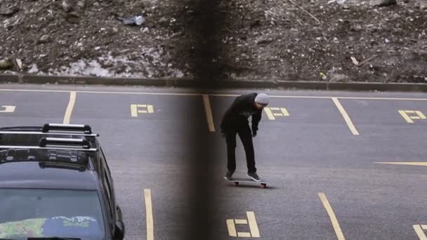 SOCHI, RUSIA - 8 DE ABRIL DE 2016: Skateboarder hacer girar en el espacio de estacionamiento. Mira en cámara. Patineta. Hobby. — Vídeos de Stock
