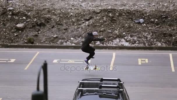 ソチ, ロシア - 2016 年 4 月 8 日: 駐車スペースの上に乗ってのスケートボーダーを作る反転します。スケート ボード。極端な趣味 — ストック動画