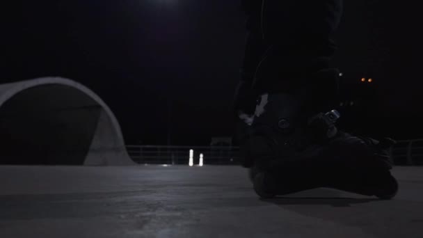 Jeune garçon monter sur des rouleaux dans le skatepark dans la nuit. Saute. Un passe-temps extrême. Stunts — Video