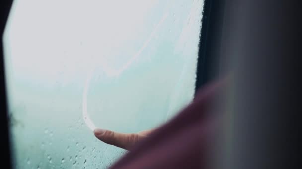 L'homme tire la langue sur la fenêtre dans la voiture d'un doigt. Météo pluvieuse dehors. Gouttes — Video