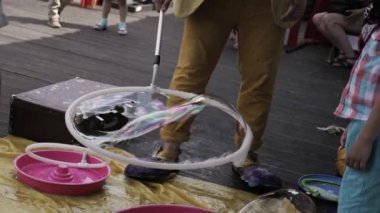 Saint Petersburg, Rusya Federasyonu - 18 Ağustos 2016: Animator adam olun büyük çocuk restoranın terasında koymak kabarcık sabun. Çocuklar