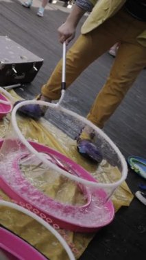 Saint Petersburg, Rusya - 18 Ağustos 2016: Animator Palyaço Kostüm yapmak sabun köpüğü restoranın terasında. Çocuk