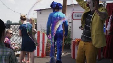 Saint Petersburg, Rusya - 18 Ağustos 2016: Palyaço yapmak büyük sabun köpüğü restoranın terasında. Çocuklar için eğlence.