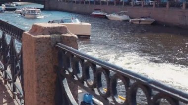 Saint Petersburg, Rusya - 19 Temmuz 2016: Görünüm turist tekneleri yaz güneşli bir günde nehir yüzen. Siyah çit. Mimari