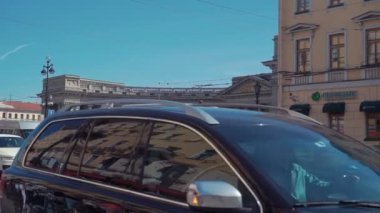 Saint Petersburg, Rusya Federasyonu - 19 Temmuz 2016: Trafik görünümünü Isaac Katedrali, Saint Petersburg yolda önünde reçel. Yaz