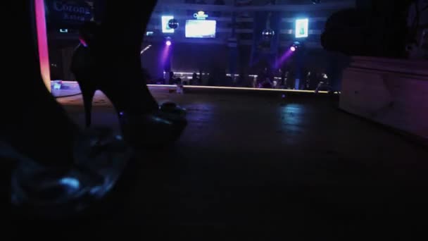 SAINT PETERSBURG, RUSSIA 30 Juli 2011: Girls dancing go on high heels on party in nightclub. Kaki. Lampu sorot — Stok Video