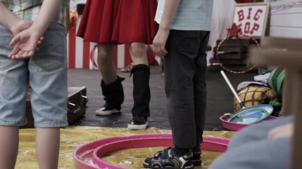 Petrohrad, Rusko - 18. srpna 2016: Animátor dívka make velké mýdlová bublina s chlapce pobytu v centru na terase. Děti — Stock video