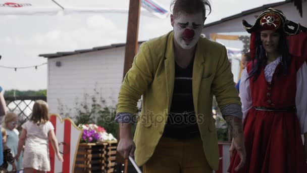 SAN PETERSBURG, RUSIA - 18 de agosto de 2016: Payaso hacer burbuja de jabón en la terraza del restaurante. Evento de entretenimiento. Animador — Vídeo de stock