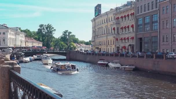 Sankt Petersburg, Ryssland - 19 juli 2016: Vy över turistbåtar flyter floden i soliga sommardag. Bilar. Arkitektur — Stockvideo