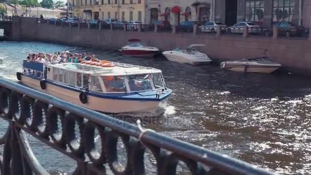 Saint Petersburg, Oroszország - július 19, 2016: View turista hajók úszó folyó, a nyári napsütésben. Az emberek. Építészet — Stock videók
