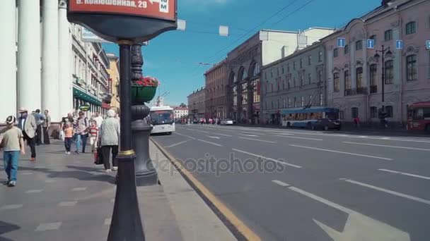 圣彼得堡，俄罗斯-2016 年 7 月 19 日︰ 成群的人走在大街上在夏天阳光灿烂的日子在城市。路上的无轨电车 — 图库视频影像