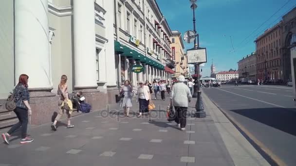 サンクトペテルブルク, ロシア連邦 - 2016 年 7 月 19 日: 市で大勢の人に夏の晴れた日にアベニューに歩きます。カフェ。車 — ストック動画