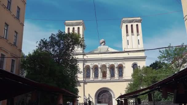Sint-Petersburg, Rusland - 19 juli 2016: Weergave van de Lutherse kerk van Saint Peter en Saint Paul in Sint-Petersburg. — Stockvideo