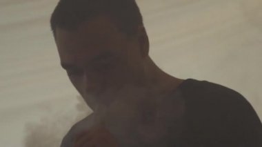 Saint Petersburg, Rusya - 28 Mayıs 2016: Adam nefes halkaları elektronik sigara buhar. Vaper. Sigara içen. Festivali.